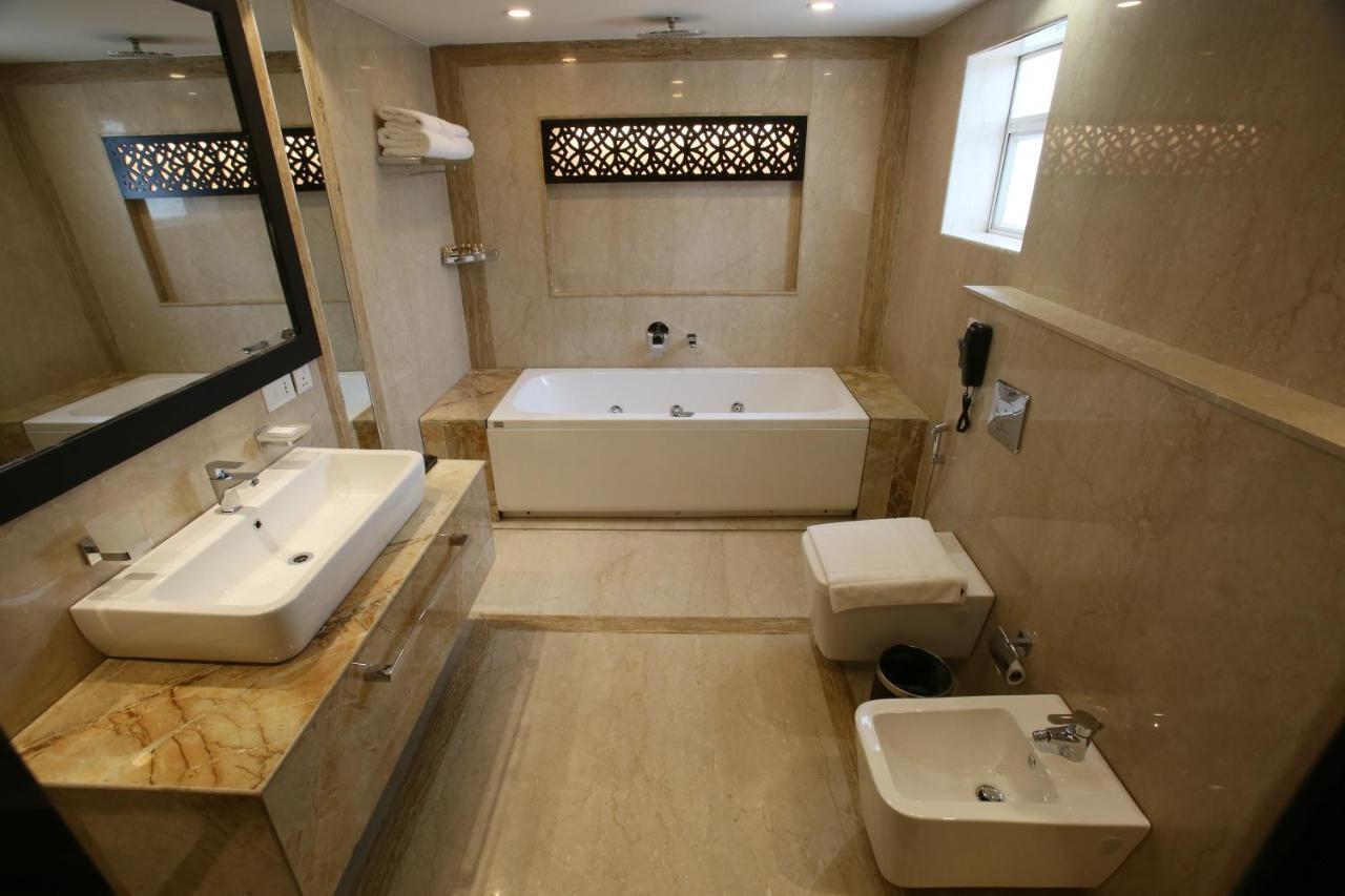 Vivin Luxury Suites Thiruvananthapuram Buitenkant foto