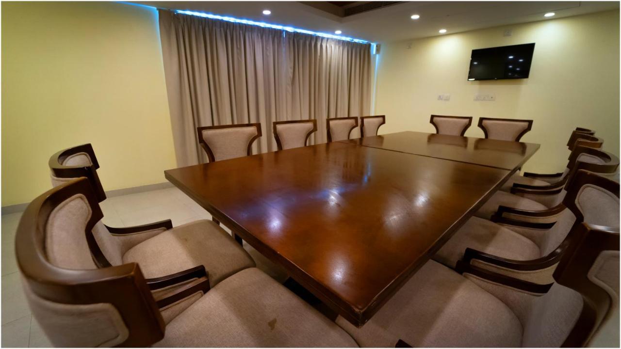 Vivin Luxury Suites Thiruvananthapuram Buitenkant foto